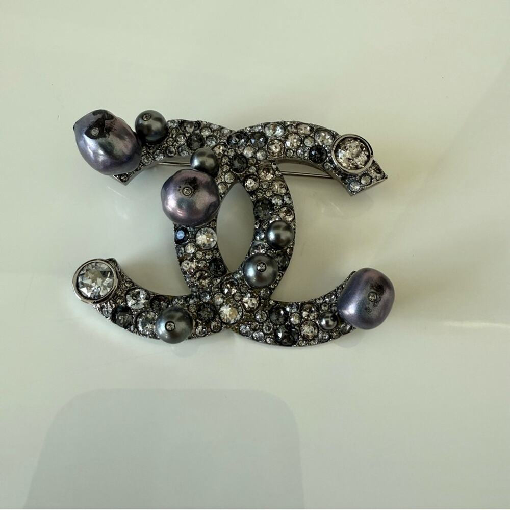 CHANEL women brooch with natural pearls Authentic